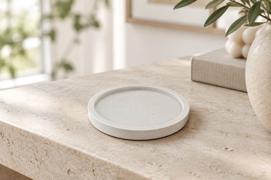 Petit plateau rond en jesmonite, mise en contexte