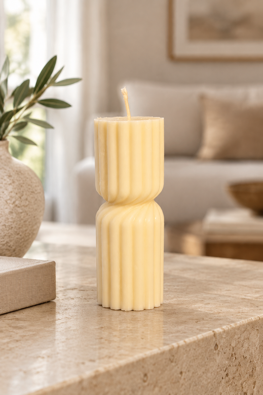 Bougie Coloniale 2 en cire de soja, 12 cm, présentée sur une table dans un intérieur lumineux.

