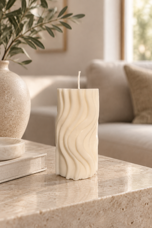 Bougie Tendance Colonne en cire de soja, 10 cm, posée sur une table dans un intérieur lumineux.