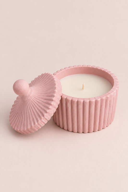 Bougie Boîte secrète rose ouverte, cire et mèche visibles