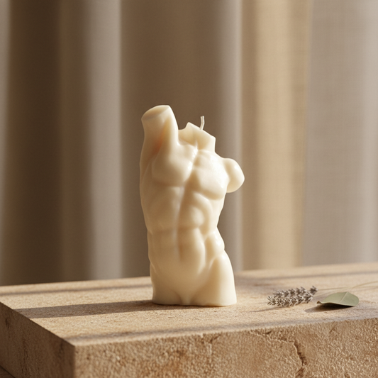 Bougie Homme courageux dans une ambiance décorative sophistiquée