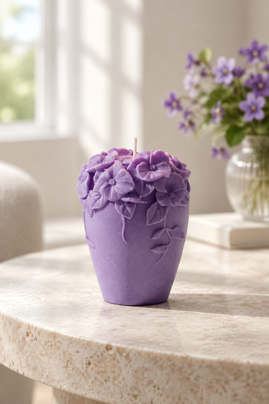 Bougie La Violetta dans un intérieur lumineux, sans fumée