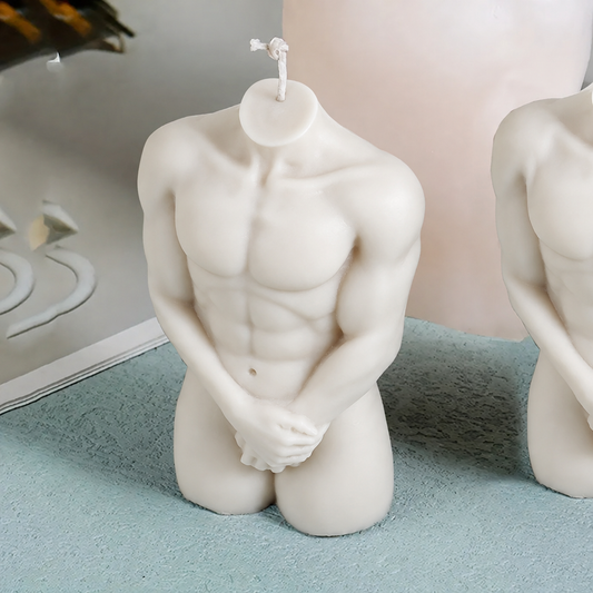 Bougie Homme Timide blanche en cire de soja, présentée dans une mise en scène décorative